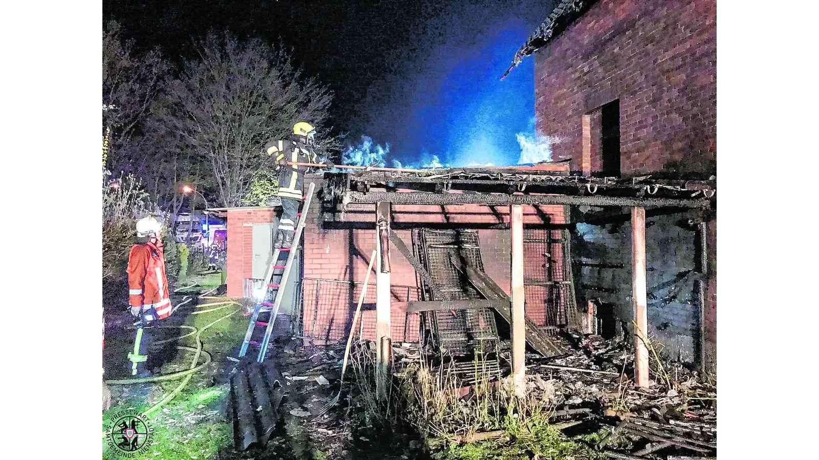 Holzverschlag brennt in voller Ausdehnung (Foto: red)