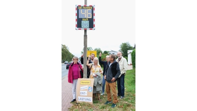 Die Vertreter der Bürgerinitiative begrüßen die Anschaffung der Geschwindigkeitsanzeiger an der B65. (Foto: bb)