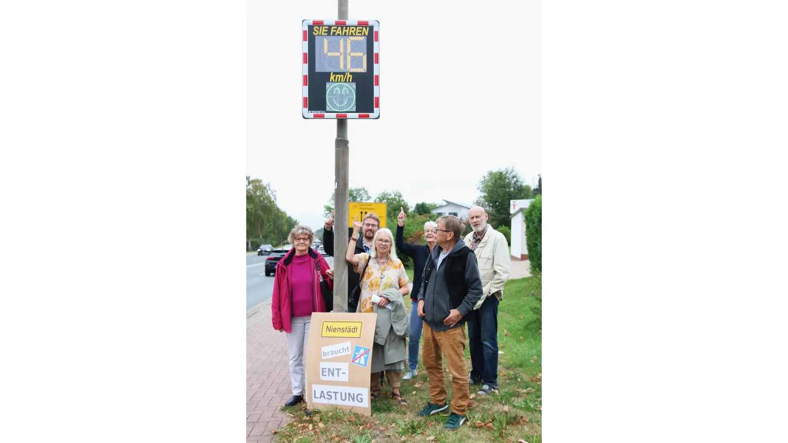 Die Vertreter der Bürgerinitiative begrüßen die Anschaffung der Geschwindigkeitsanzeiger an der B65. (Foto: bb)