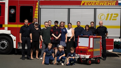 Übergabe des Löschfahrzeuges: Vertreter der Oskar Kämmer Schule, der Kinderfeuerwehr und der Ortswehr Wunstorf. (Foto: privat)