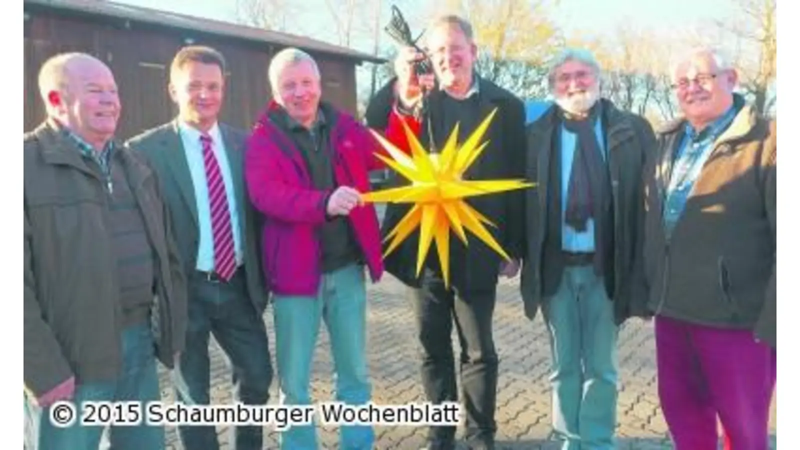 Pastor überreicht Herrnhuter Stern (Foto: gi)