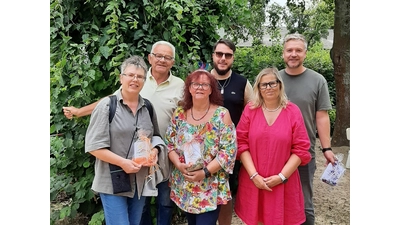 Kerstin Kramer (v. li.), Bürgermeister Heinrich Widdel, Cerstin Bayer, Kitaleiter Nicolas Vatbois, Ulrike Langer (stellvertretende Kitaleiterin und Alexander Bruns. (Foto: privat)
