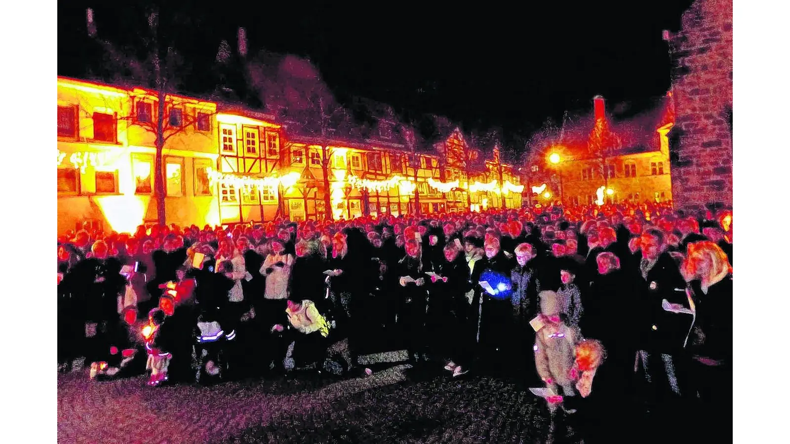 Gottesdienst am Heiligen Abend auf dem Kirchplatz (Foto: red)