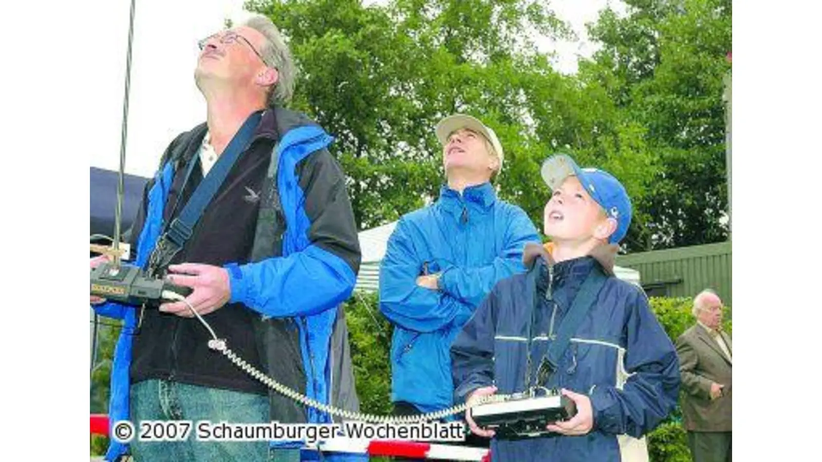 Jugendliche steuern Modellflugzeuge (Foto: red)