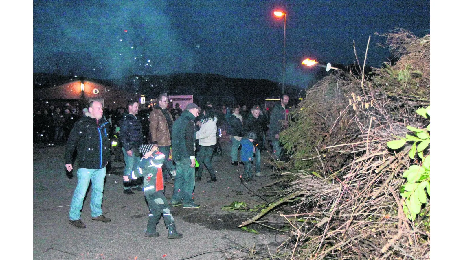 Kinder entzünden das Osterfeuer (Foto: bb)