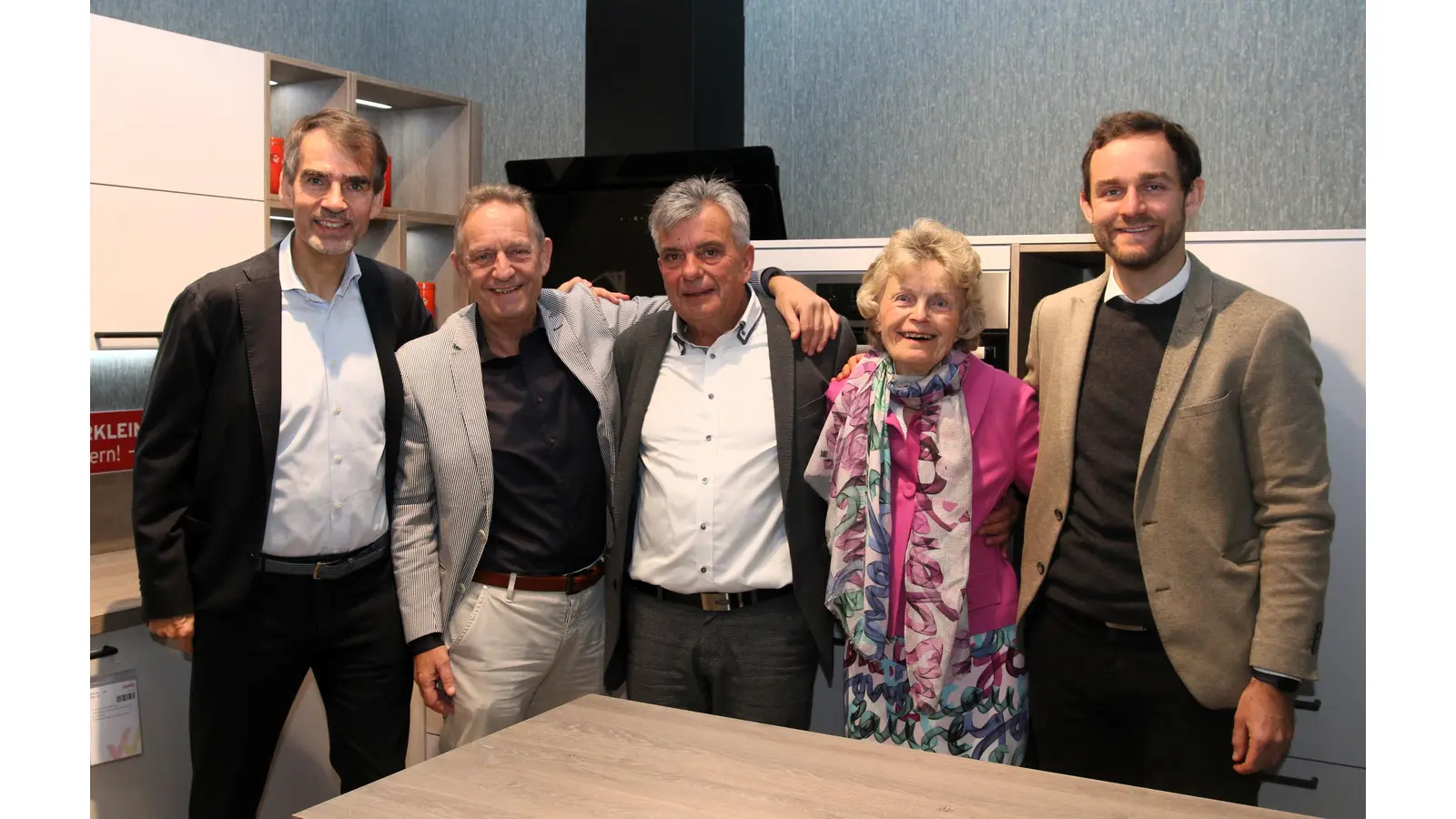 Der langjährige Chefeinkäufer von Möbel Heinrich Klaus-Uwe Götzinger (Mitte) wird von Henning Struckmann (v. li.), Heiner Struckmann, Klaus-Uwe Götzinger, Inge Struckmann, Jonas Struckmann. (Foto: Borchers, Bastian)