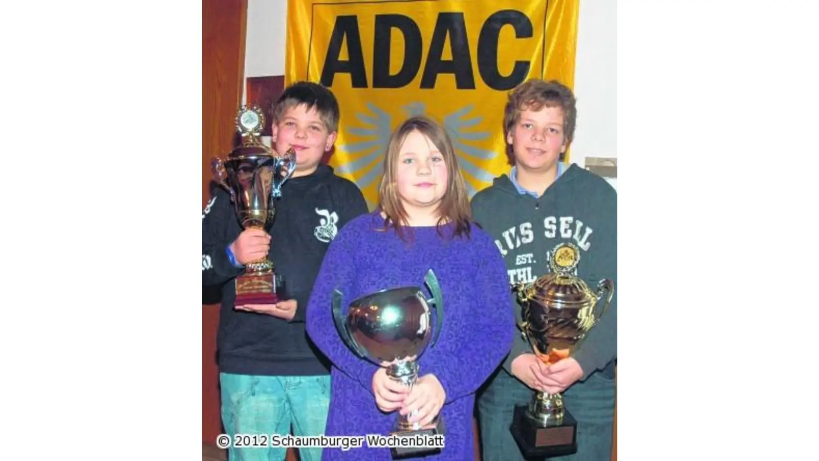 Große Pokale für die jüngsten Mitglieder (Foto: wtz)