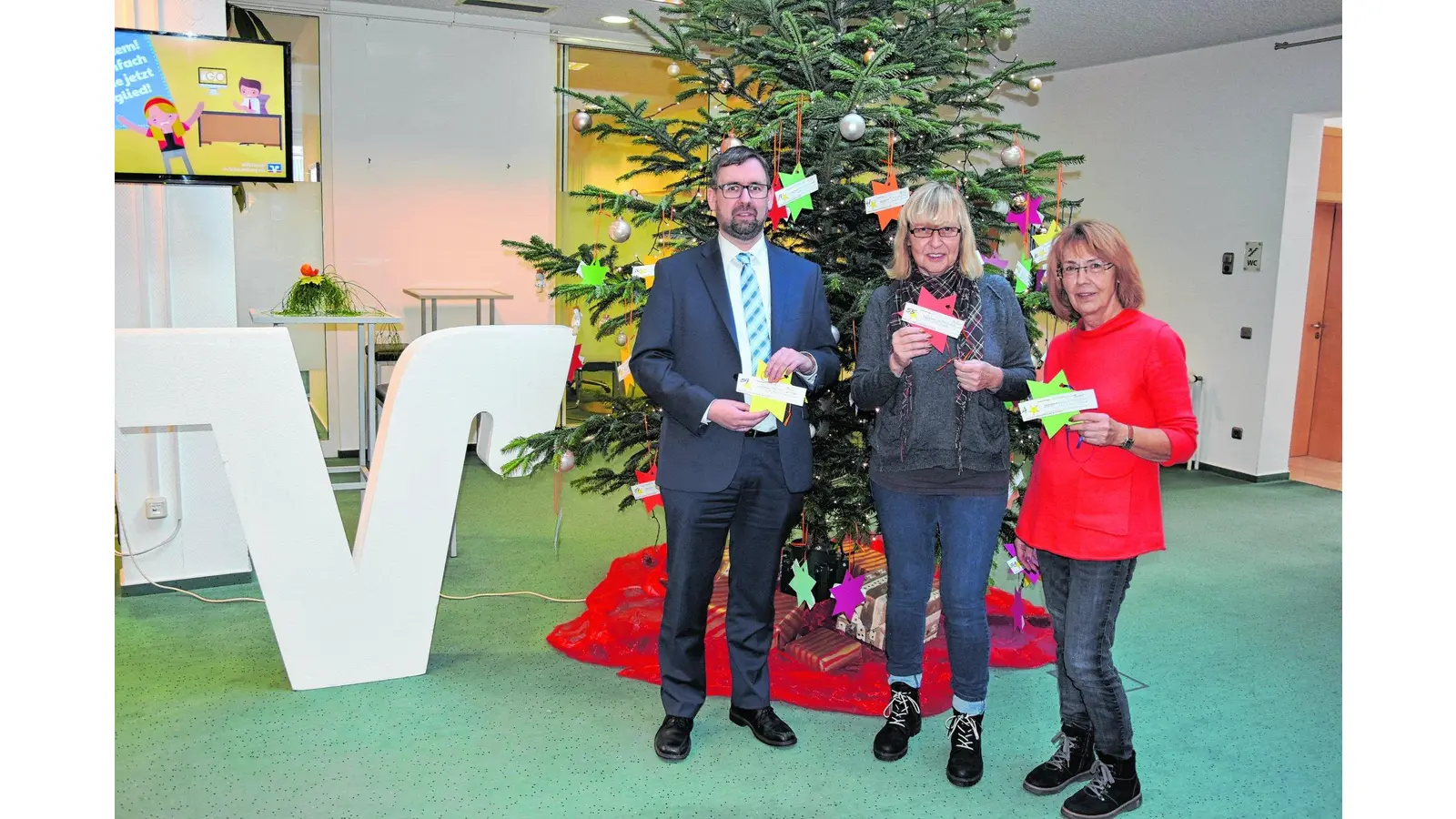 68 Wunschsterne hängen in der Volksbank-Filiale (Foto: red)