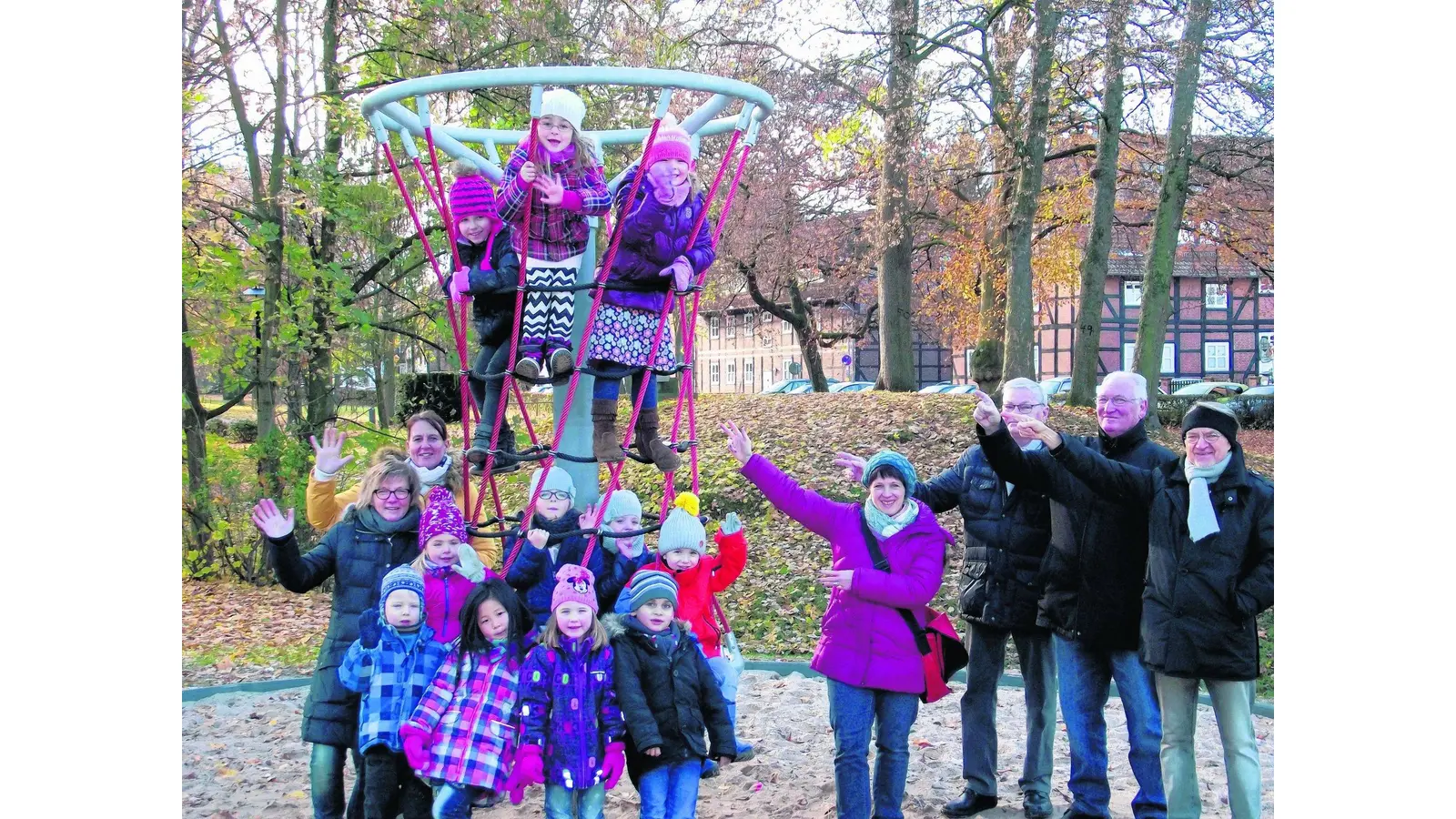 Kinder lassen ihre Ideen in den Spielplatz einfließen (Foto: red)