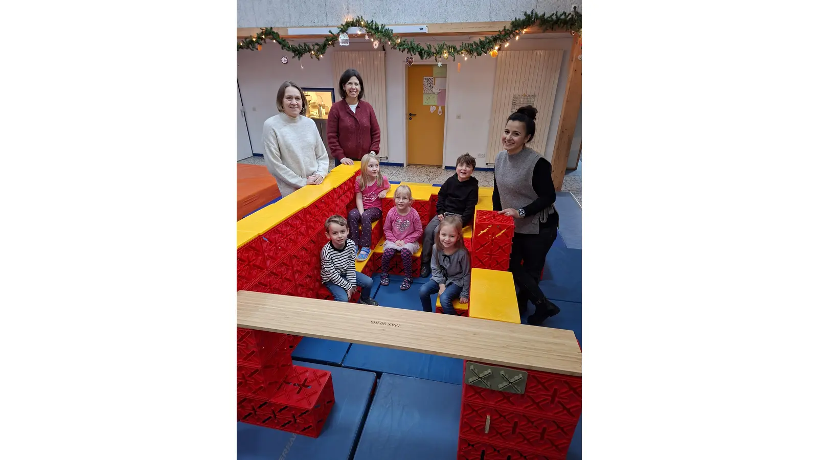 Auf dem Foto sind zu sehen: linke Seite: vorne Karin Penk, Jana Gerntrup, rechte Seite: Suzan Wagner und Kinder der Städtischen Kindertagesstätte. (Foto: privat)