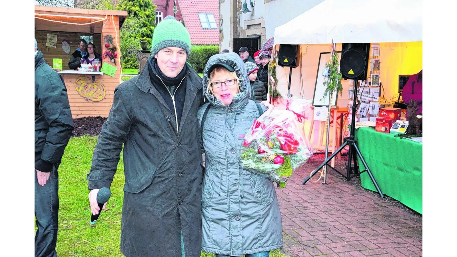 Regenschauer begleiten Adventsmarkt (Foto: bt)