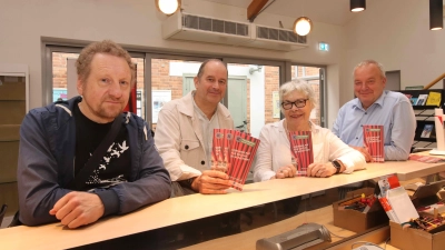 Am Tresen in der TheaterBar (v.li.): Kuersche, Oliver Pohl, Heike Leitner und Hermann Kasten. (Foto: tau)