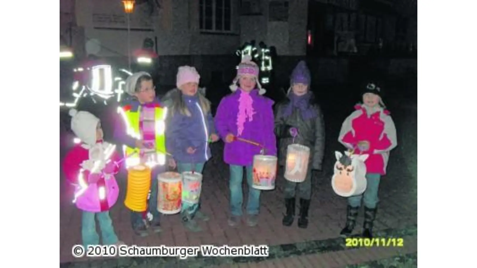 Ein großes Lichtermeer setzt sich singend in Bewegung (Foto: red)