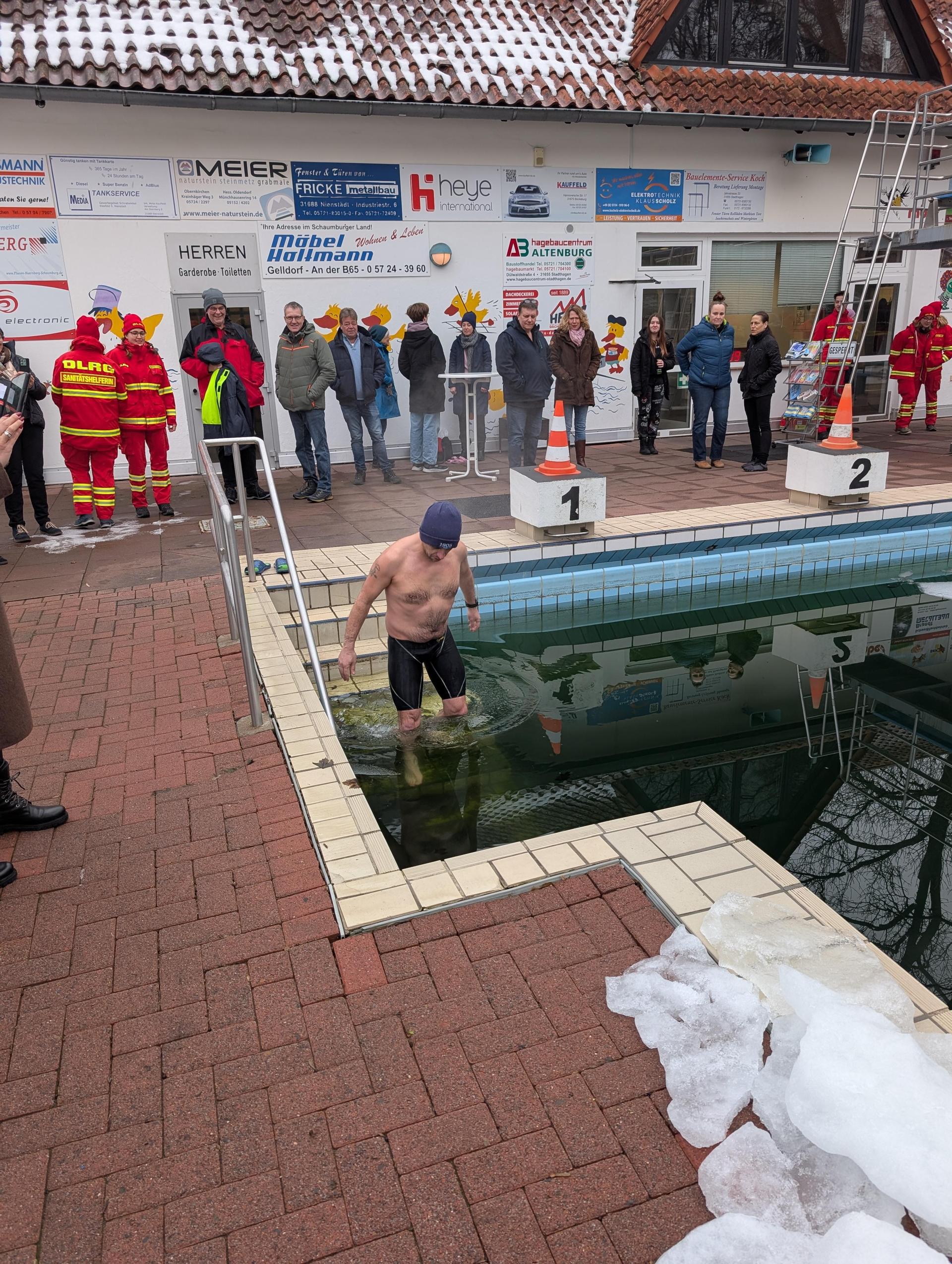 Das Eisschwimmen fand zahlreiche Mitmacher. (Foto: Stadt Obernkirchen)