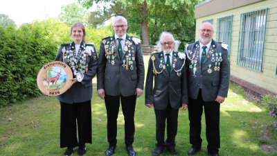 Mit Scheibe (v.li.): Kim Kleine, Rainer Ahrendt Junior, Rolf Baranski und Carsten Kleine. (Foto: privat)