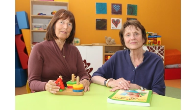 Helga Freude (li.), Leiterin des Familienzentrums und Hauptreferentin Birgit Schaper-Gerdes bieten interessierten Omas und Opas die Teilnahme an einem Großeltern-Workshop an.  (Foto: Borchers, Bastian)