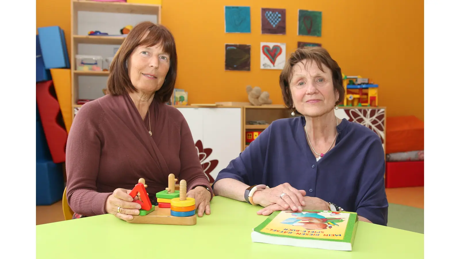 Helga Freude (li.), Leiterin des Familienzentrums und Hauptreferentin Birgit Schaper-Gerdes bieten interessierten Omas und Opas die Teilnahme an einem Großeltern-Workshop an.  (Foto: Borchers, Bastian)