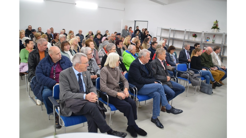 Gebannt nehmen die Gäste die Grußworte wahr. (Foto: ab)