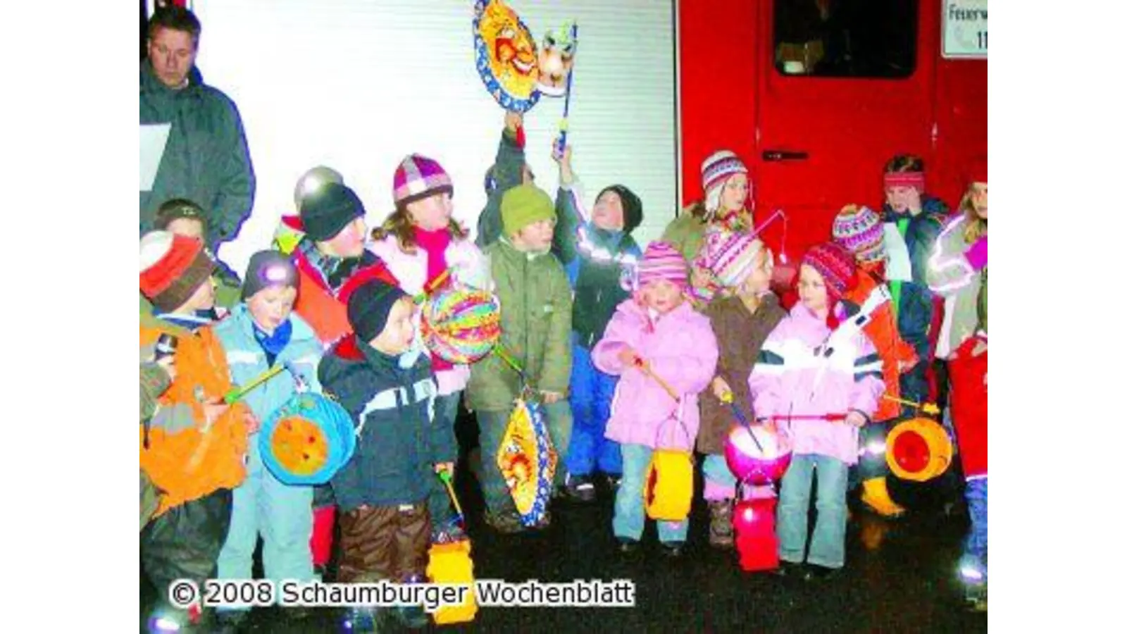 Mit Laternen durch den dunklen Wald (Foto: red)
