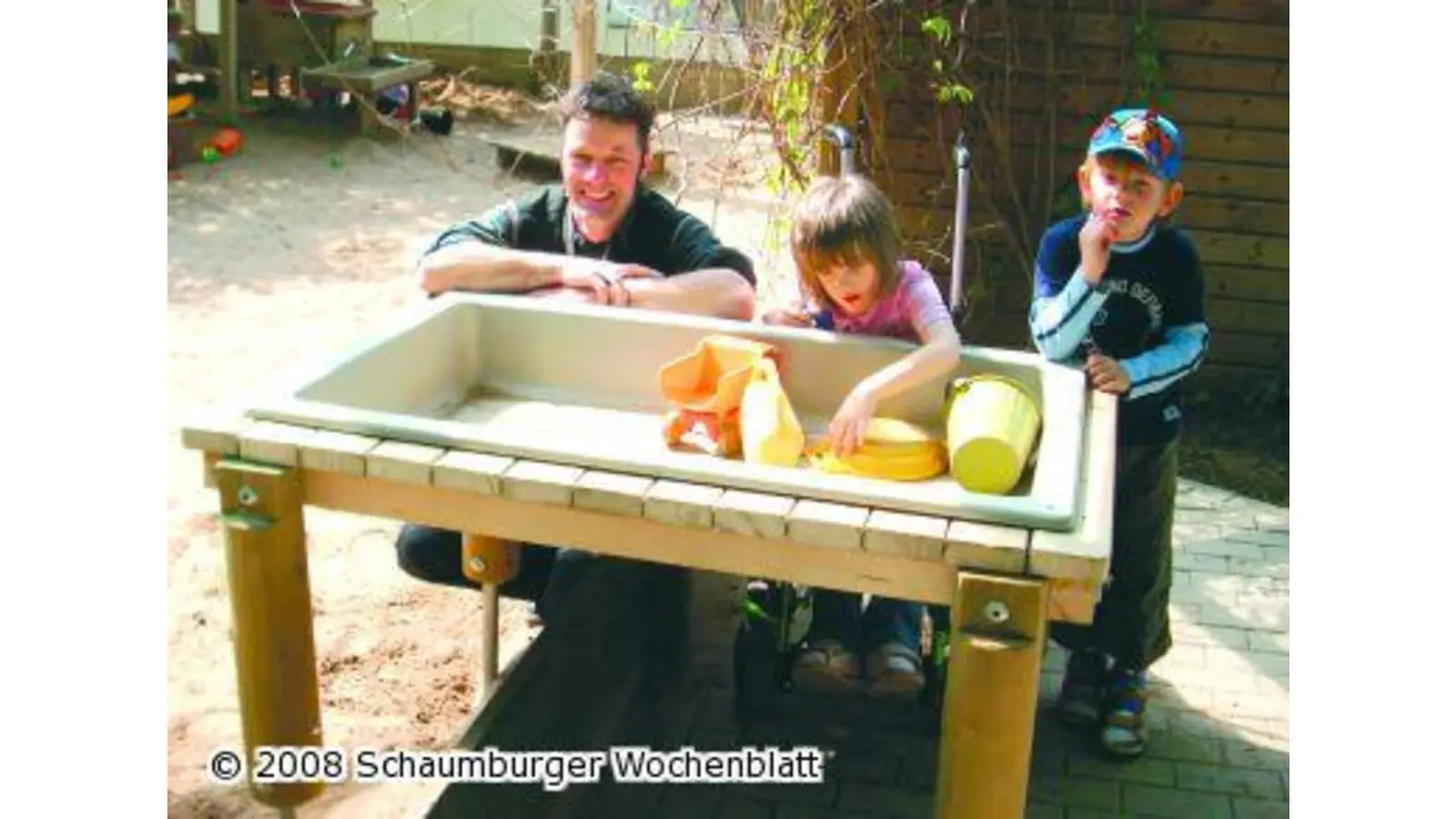 Alle Kinder können den Sandspieltisch nutzen (Foto: red)