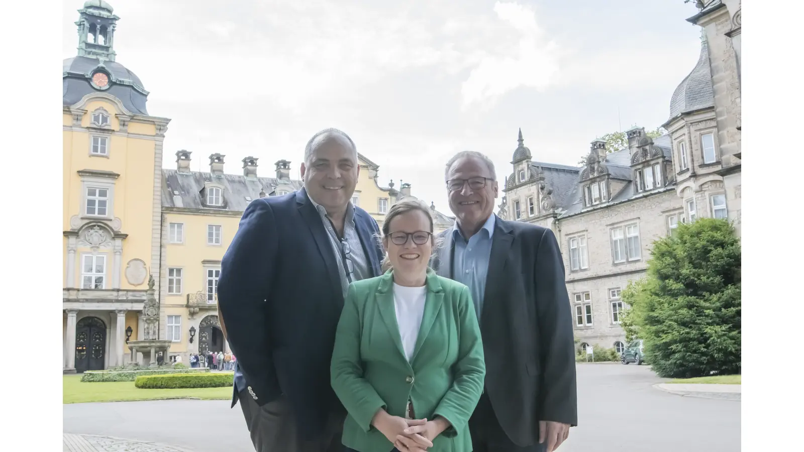 Der neue Geschäftsführer mit der stellvertretenden Vorsitzenden und dem in den Ruhestand verabschiedeten bisherigen Geschäftsführer. (Foto: nd)
