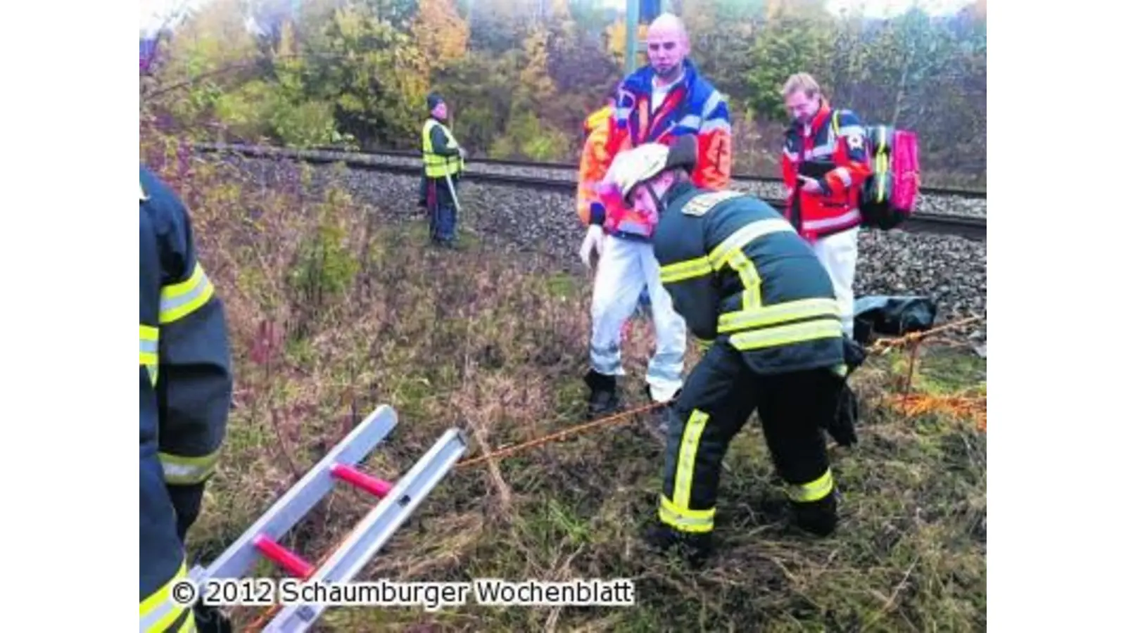 Die Feuerwehr rettet verletzten Gleisarbeiter (Foto: red)