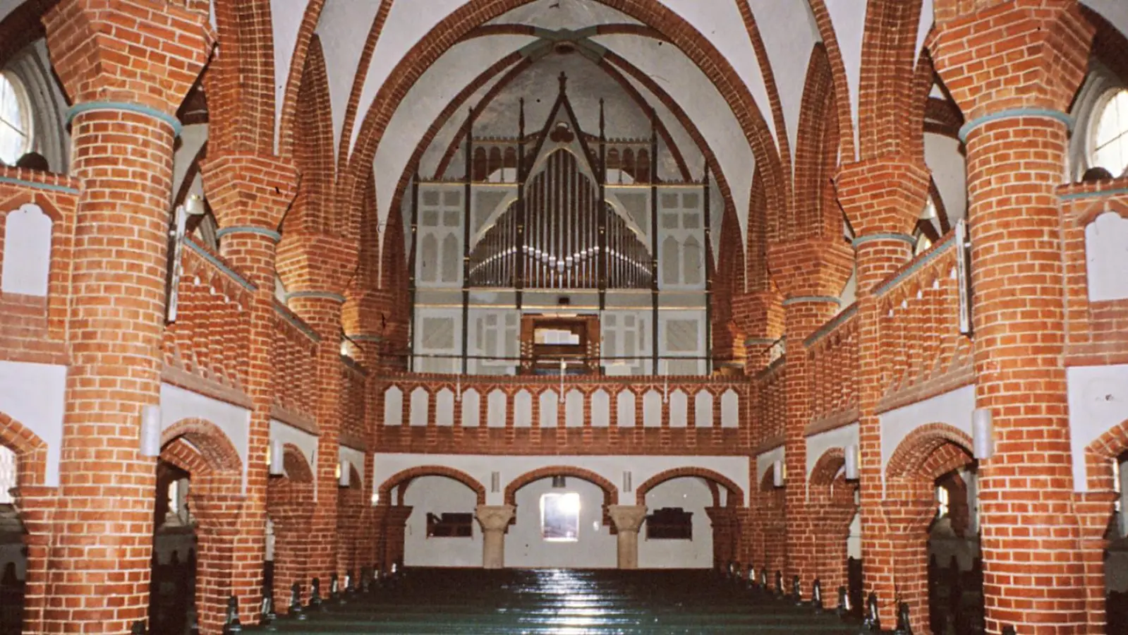 Die Orgel umfasst die gesamte Orgelempore der St. Lukas-Kirche. Eine Foto von 1980. (Foto: privat)
