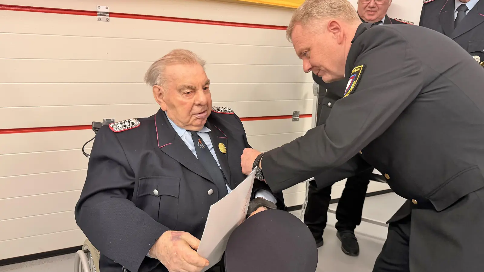 Edmund Lösecke erhält die Auszeichnung für 80 Jahre in der Ortswehr Möllenbeck von Markus Bahr von der Kreisfeuerwehr überreicht. Bahr: „Eine Ehrung für 80 Jahre habe ich noch nie aussprechen dürfen!“ (Foto: ste)