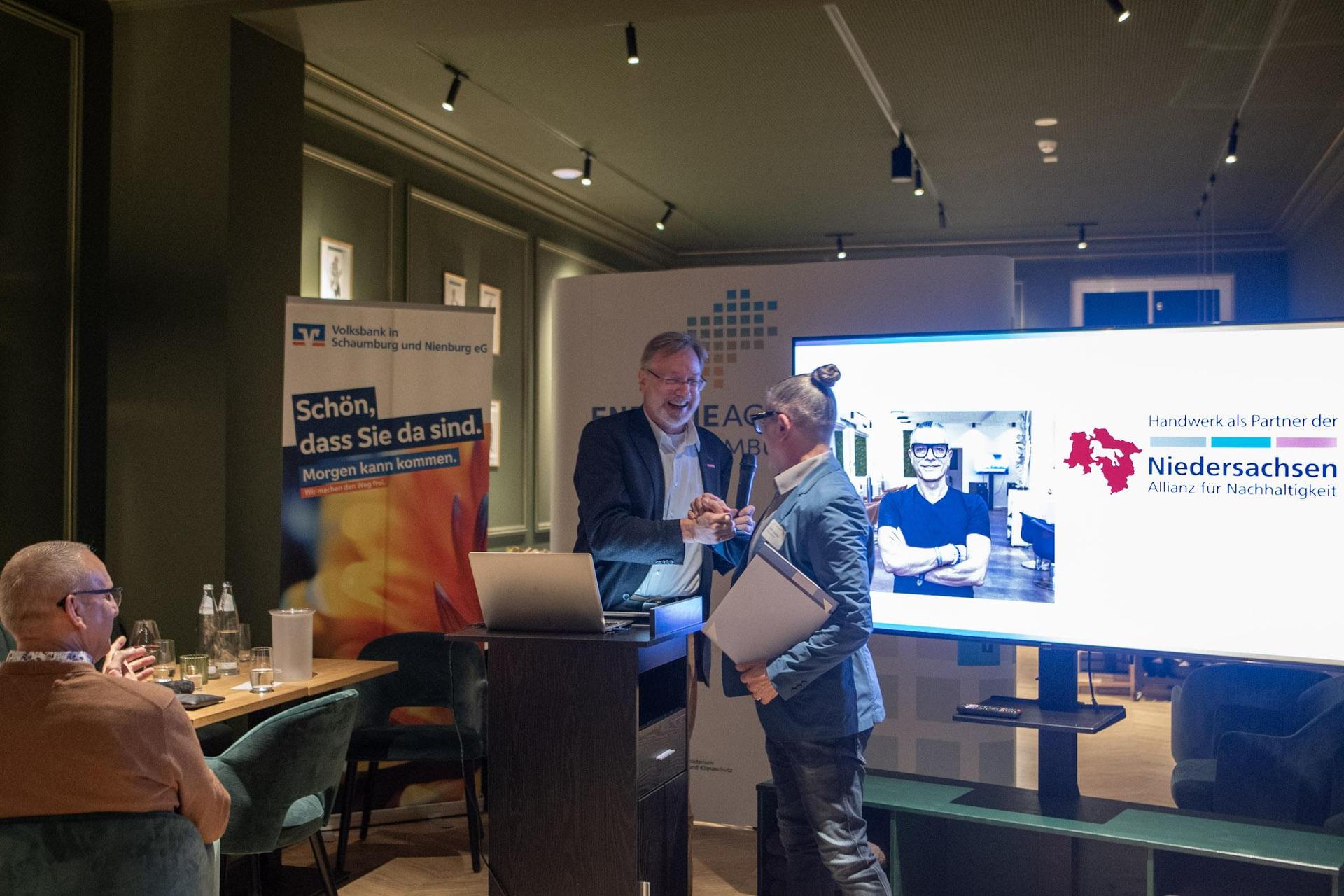 Dr. Frank-Peter Ahlers, Abteilungsleiter Ökologische Unternehmensentwicklung der Handwerkskammer Hanover, ehrte den Bückeburger Emidio Gaudioso vom Salon Emidio XSESSO Hair gleich für mehrere Nachhaltigkeitsprojekte. (Foto: nd)