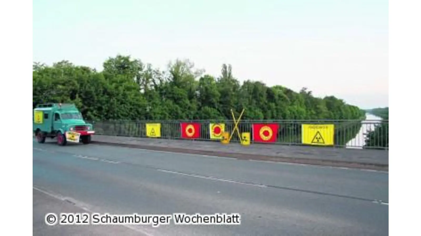 Atomkraftgegner besetzen symbolisch Kanalbrücken (Foto: bb)