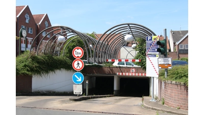 In der Tiefgarage am Hundemarkt führt die Stadt ein neues Parkraummanagement-System ein, das auf automatischer Kennzeichenerfassung beruht.  (Foto: bb)