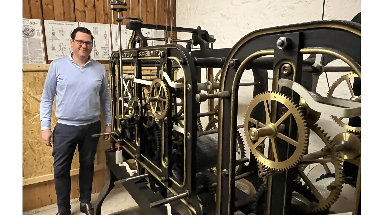 Bürgermeister Axel Wohlgemuth am Uhrwerk der über 100 Jahre alten Turmuhr. (Foto: nd)