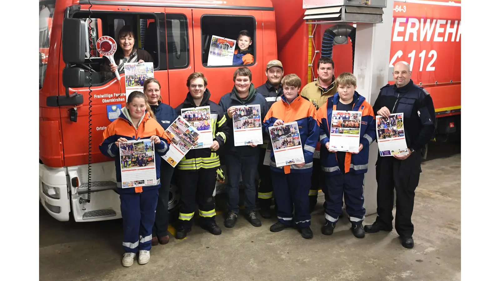 Alina Buddensiek schnappte sich bei der Kalenderübergabe eine Signalkelle und nahm den Platz im Fahrerhaus ein.  (Foto: nd)