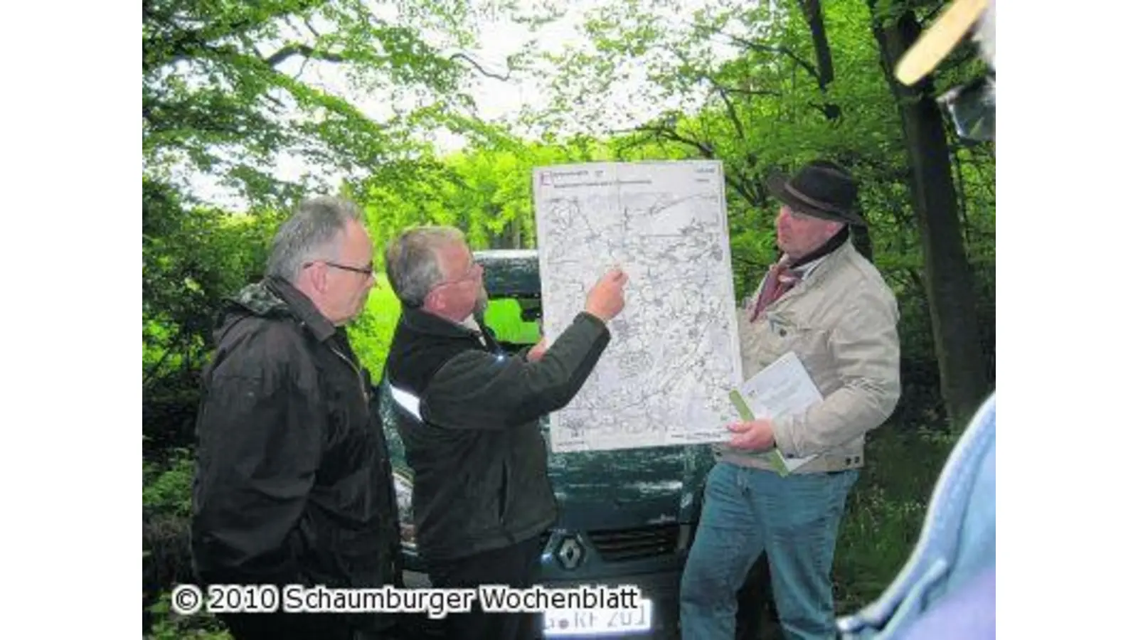 Revierförster führt Bürger durch den Hagenburger Schierwald (Foto: em)