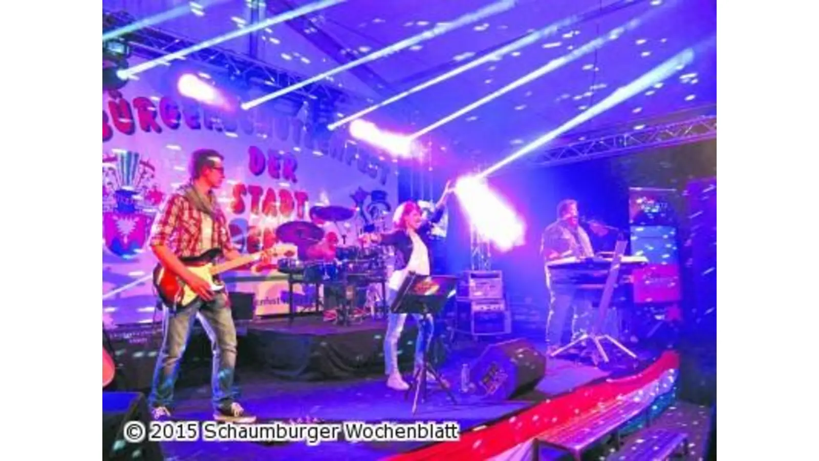 Die Schützen und Bürger feiern die letzten Stunden des diesjährigen Festes (Foto: jl)