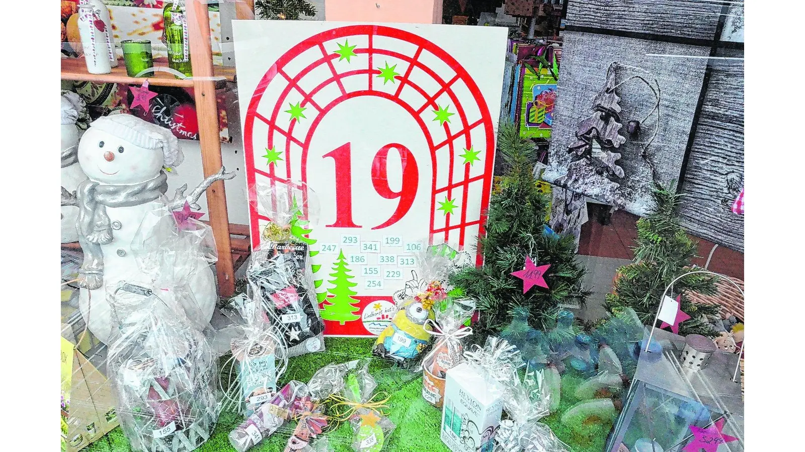 Hinter jedem Türchen warten tolle Preise (Foto: bt)