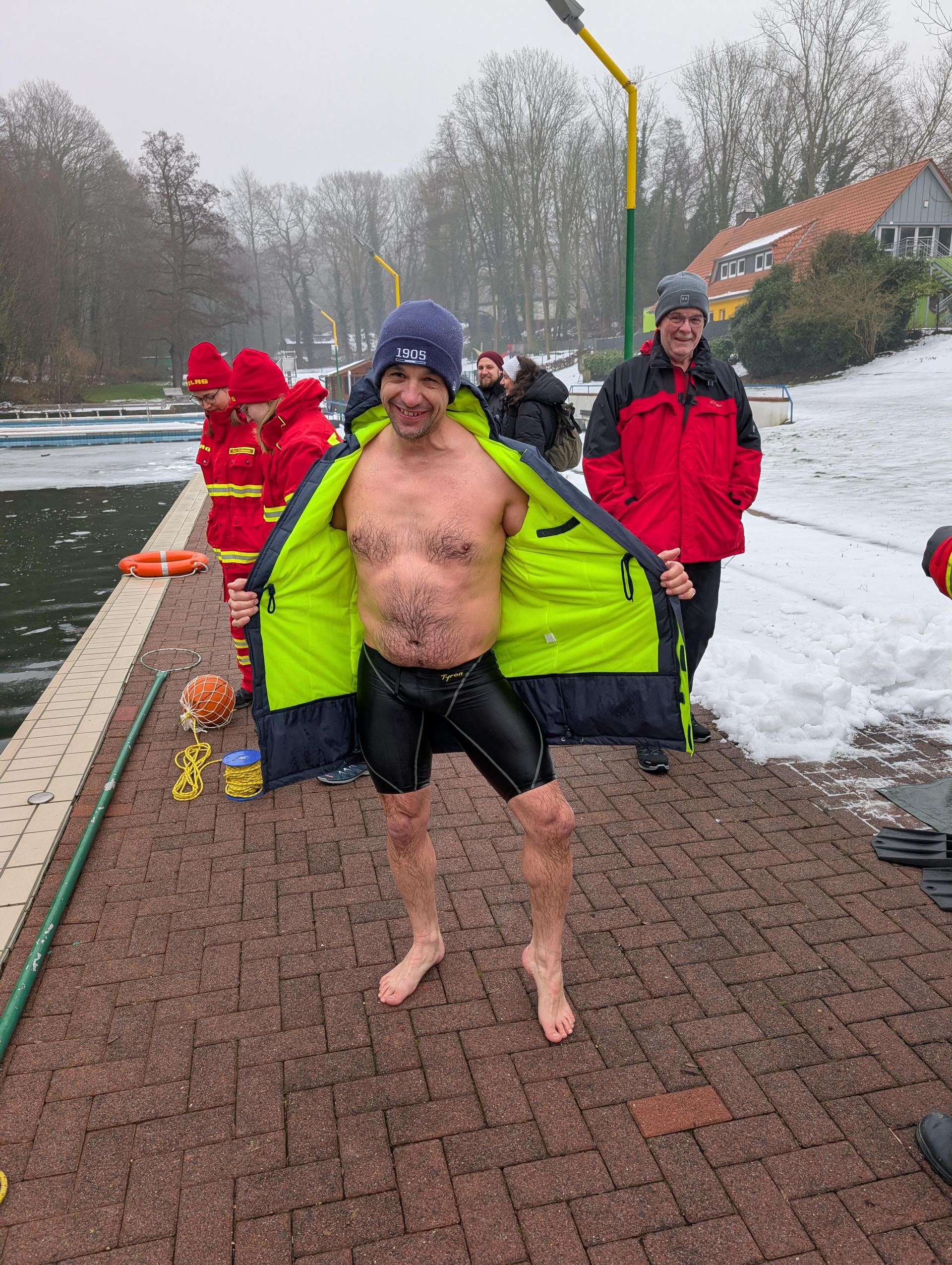 Durchgefroren aber gut gelaunt nach dem Eisschwimmen. (Foto: Stadt Obernkirchen)