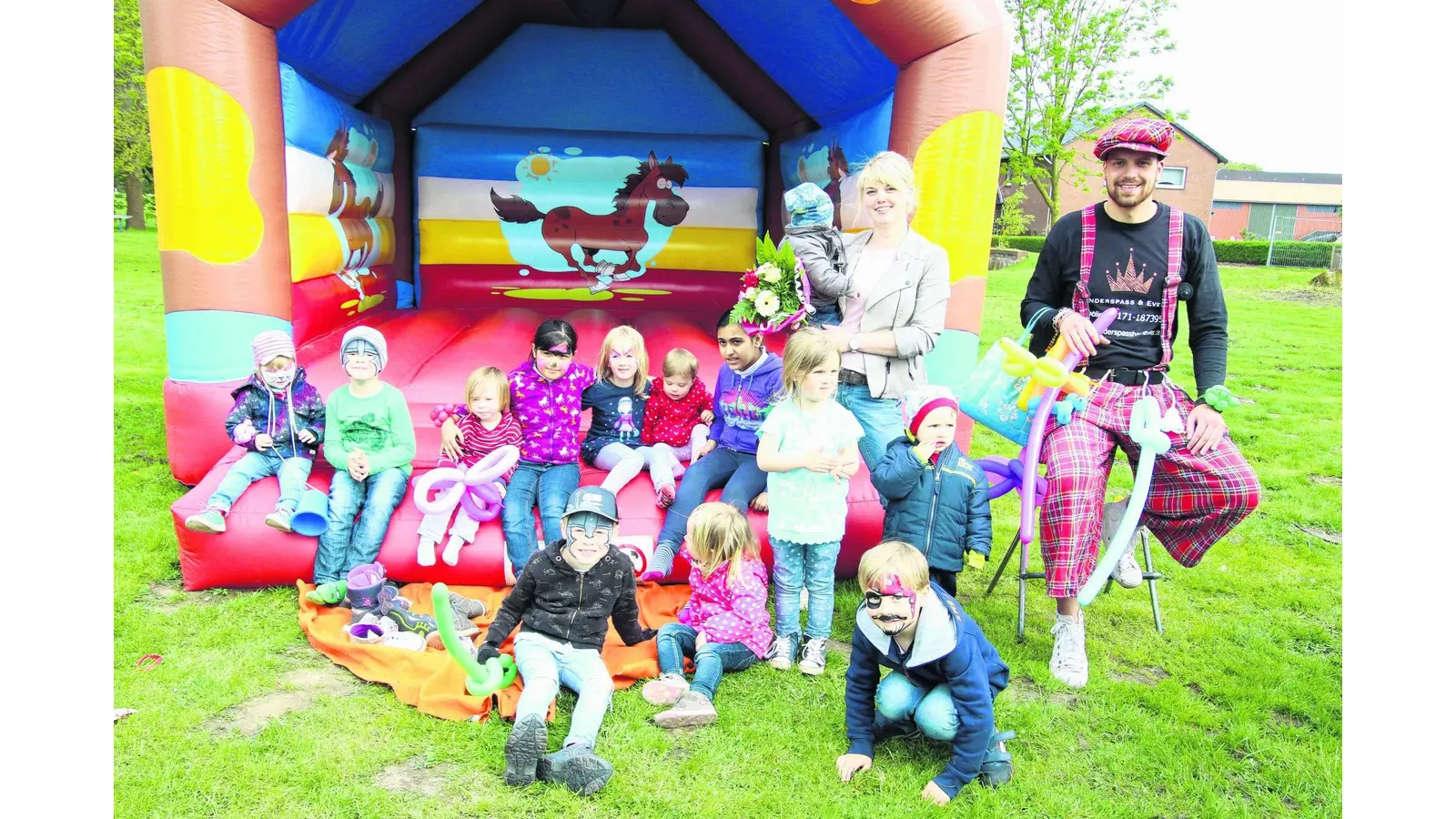 Der Kinderspaß mit Clown und mehr kommt bestens an (Foto: gi)