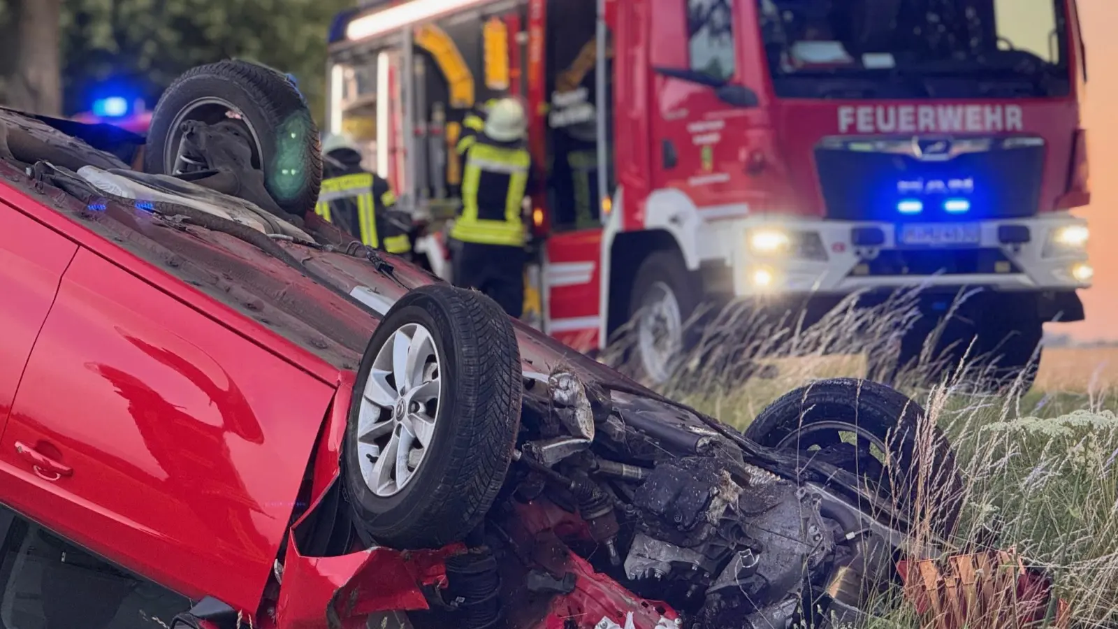 An der Unfallstelle: Die Rettungskräfte im Einsatz. (Foto: Feuerwehr)