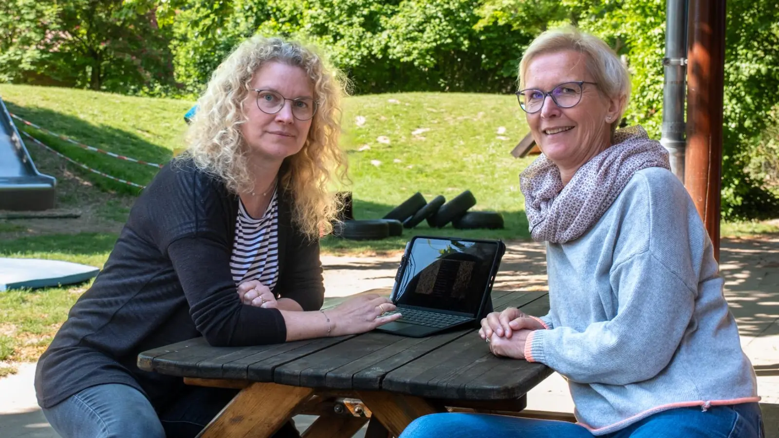 Suchen händeringend nach Fachkräften: Erzieherin Kerstin Herold (li.) und Leiterin Angela Menke. (Foto: Mirko Bartels)
