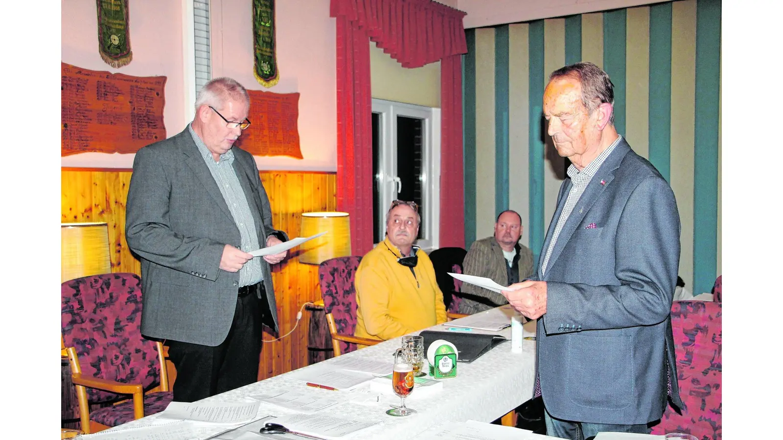 Hartmut Krause wird von Gerd Hasse als neue Samtgemeindebürgermeister vereidigt. (Foto: red)
