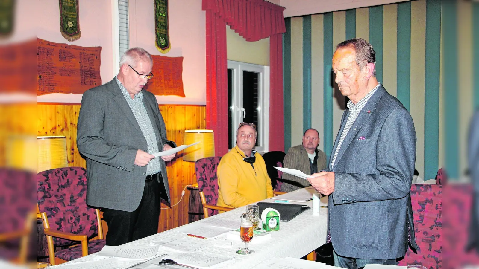 Hartmut Krause wird von Gerd Hasse als neue Samtgemeindebürgermeister vereidigt. (Foto: red)