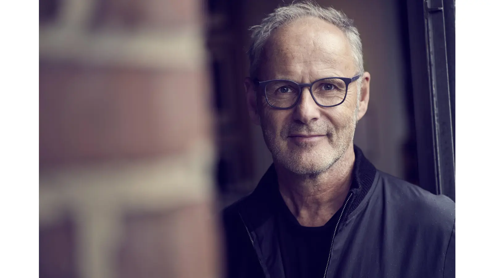 Der TV-Journalist Reinhold Beckmann stellt am 3. Mai sein Buch „Aenne und ihre Brüder“ in Stadthagen vor, der Kartenverkauf läuft.  (Foto: privat)