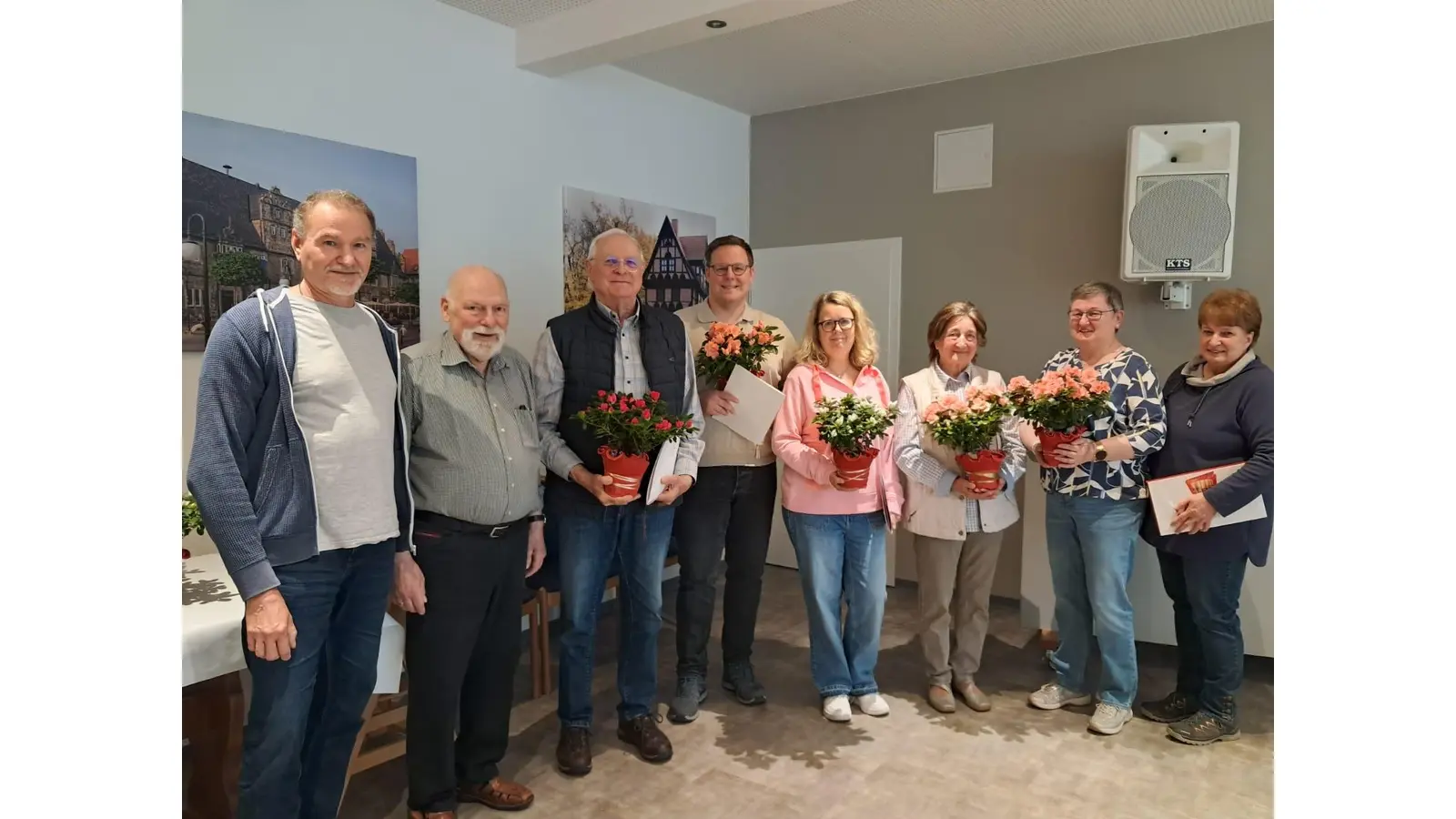 Dirk Biastoch (v. li.), Heinz Möhle, Fred Tüting, Tobias Baumgarten, Bianka Bode, Christa Busche, Gudrun Moll, Angela Hansing werden für die langjährige Vereinstreue geehrt.  (Foto: privat)