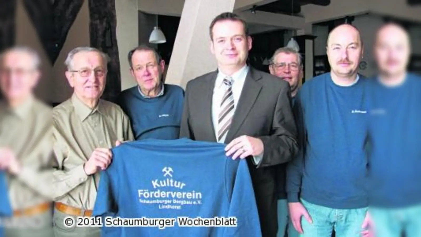 Volksbank in Schaumburg spendiert neue Sweatshirts (Foto: red)
