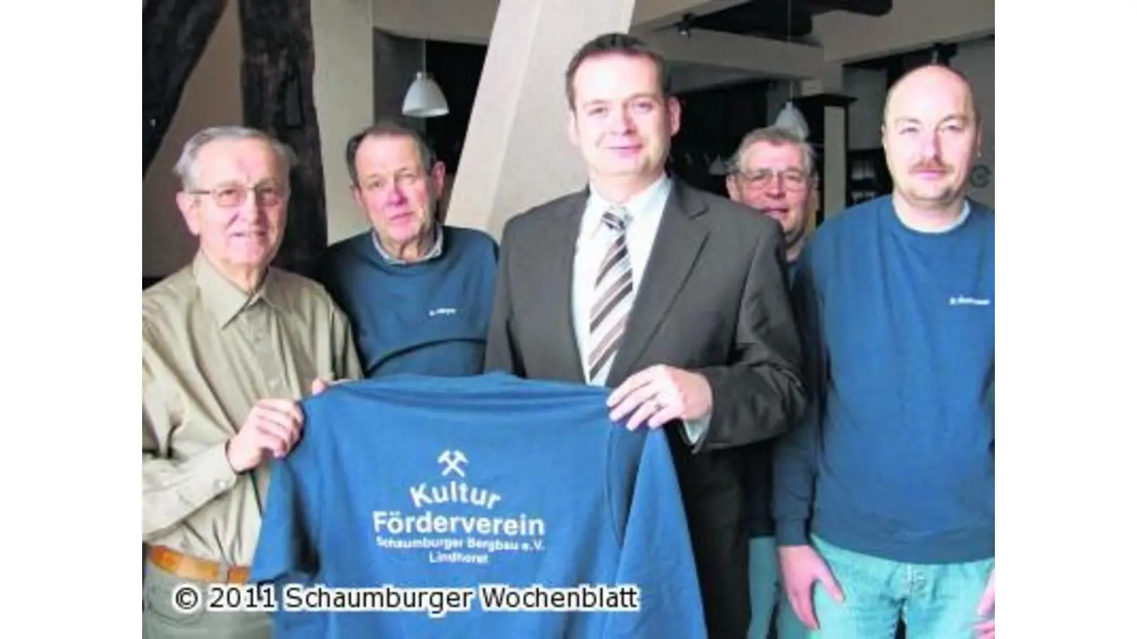 Volksbank in Schaumburg spendiert neue Sweatshirts (Foto: red)