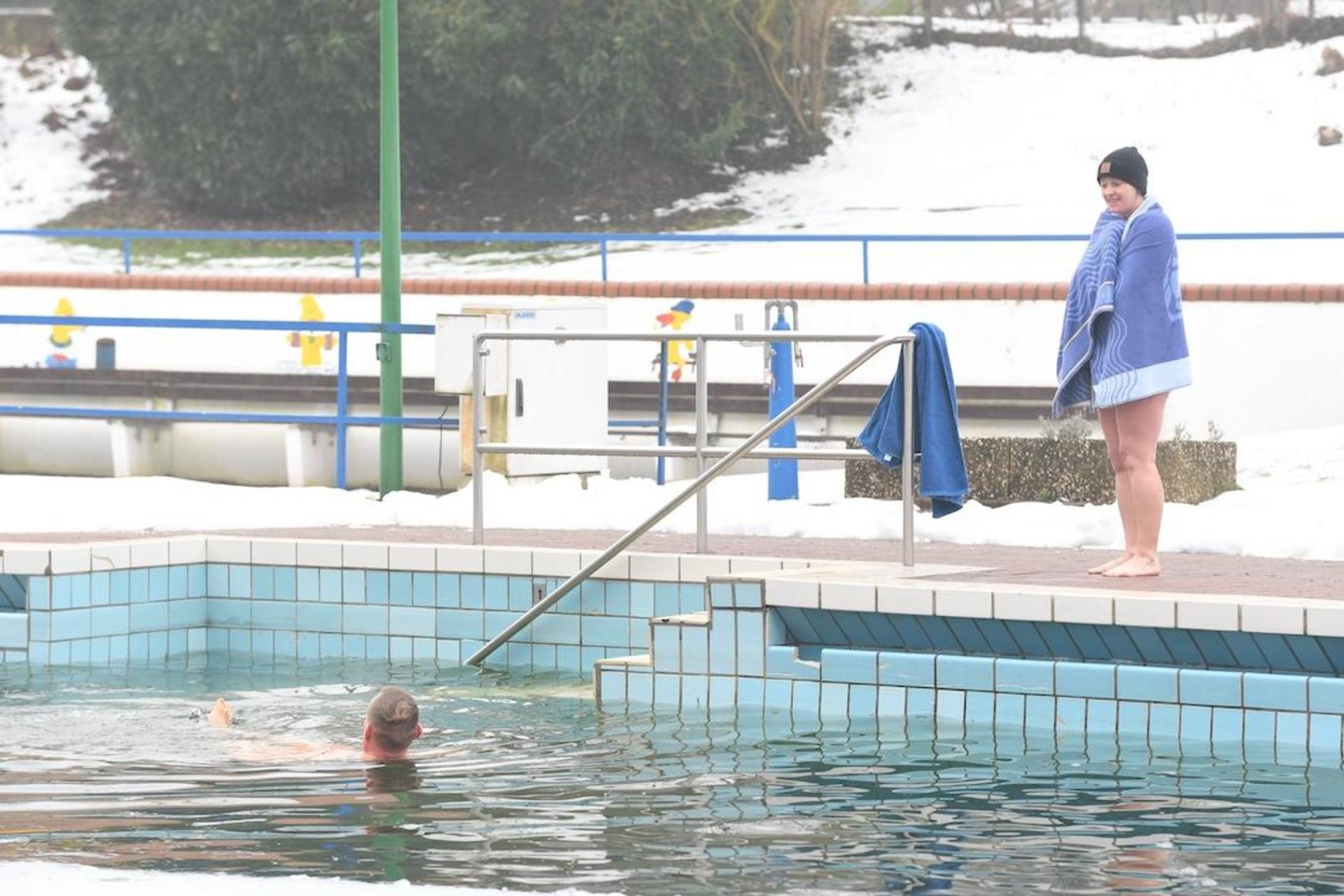 Eisschwimmer erobern das Sonnenbrinkbad. (Foto: nd)