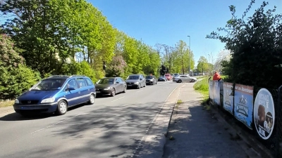 Manch einer dreht frustriet um: Stau an schönen Tagen auf der Durchgangsstraße.  (Foto: wb)