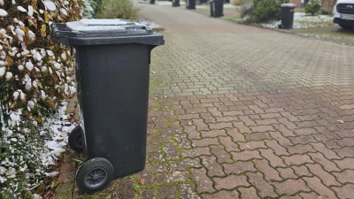 Am Straßenrand: Die Restmülltonnen.