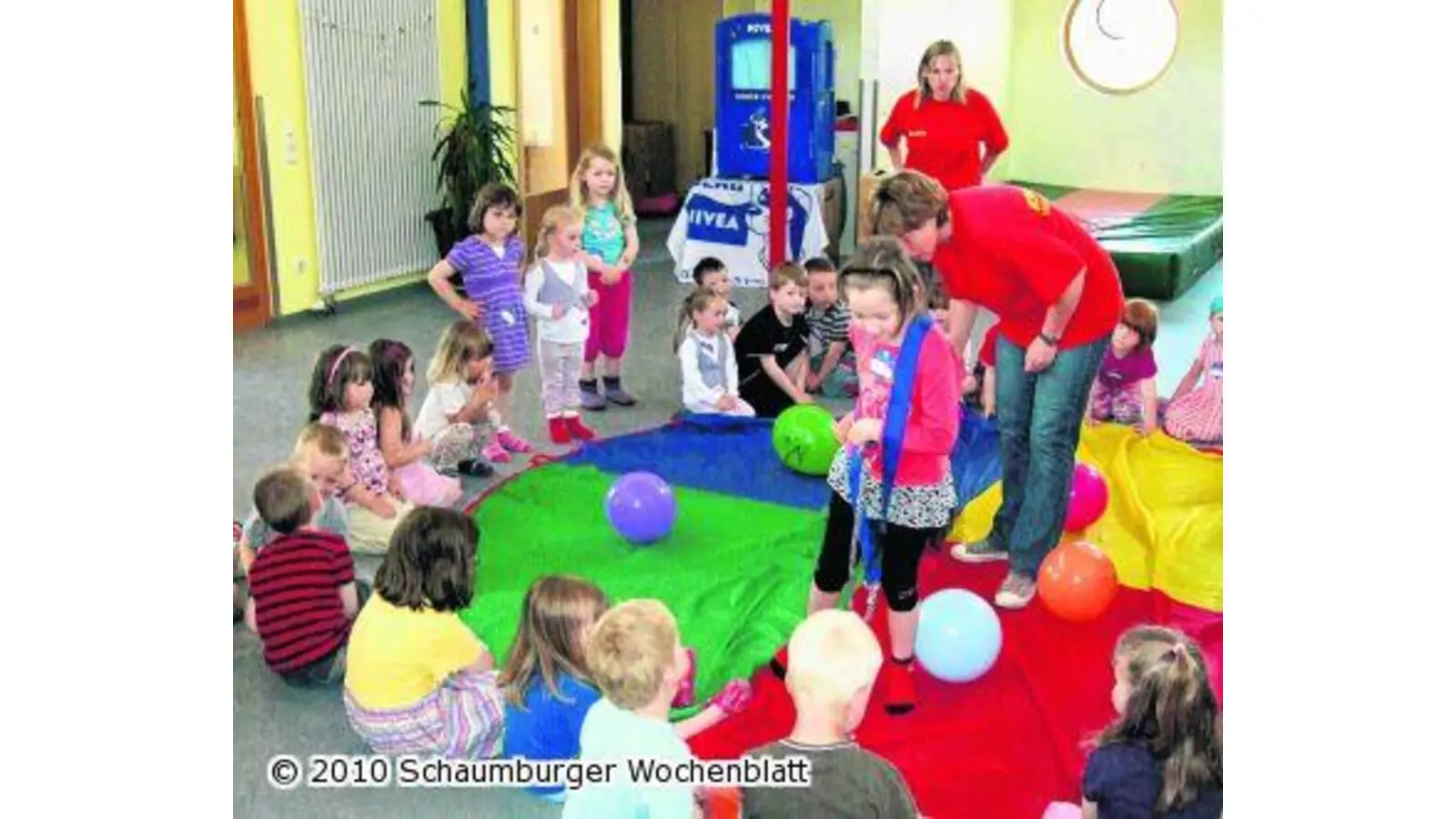Schwungtuch symbolisiert aufgewühltes Meer (Foto: ste)